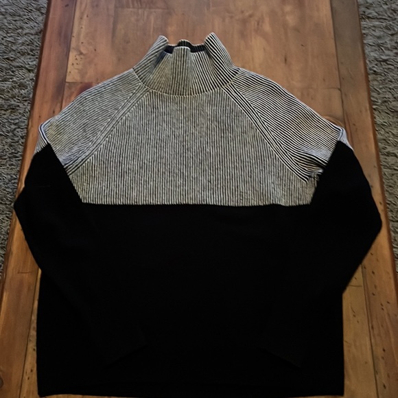 Summersalt Luxe Cashmere Blend Two Tone Sweater in Charcoal - Picture 6 of 10